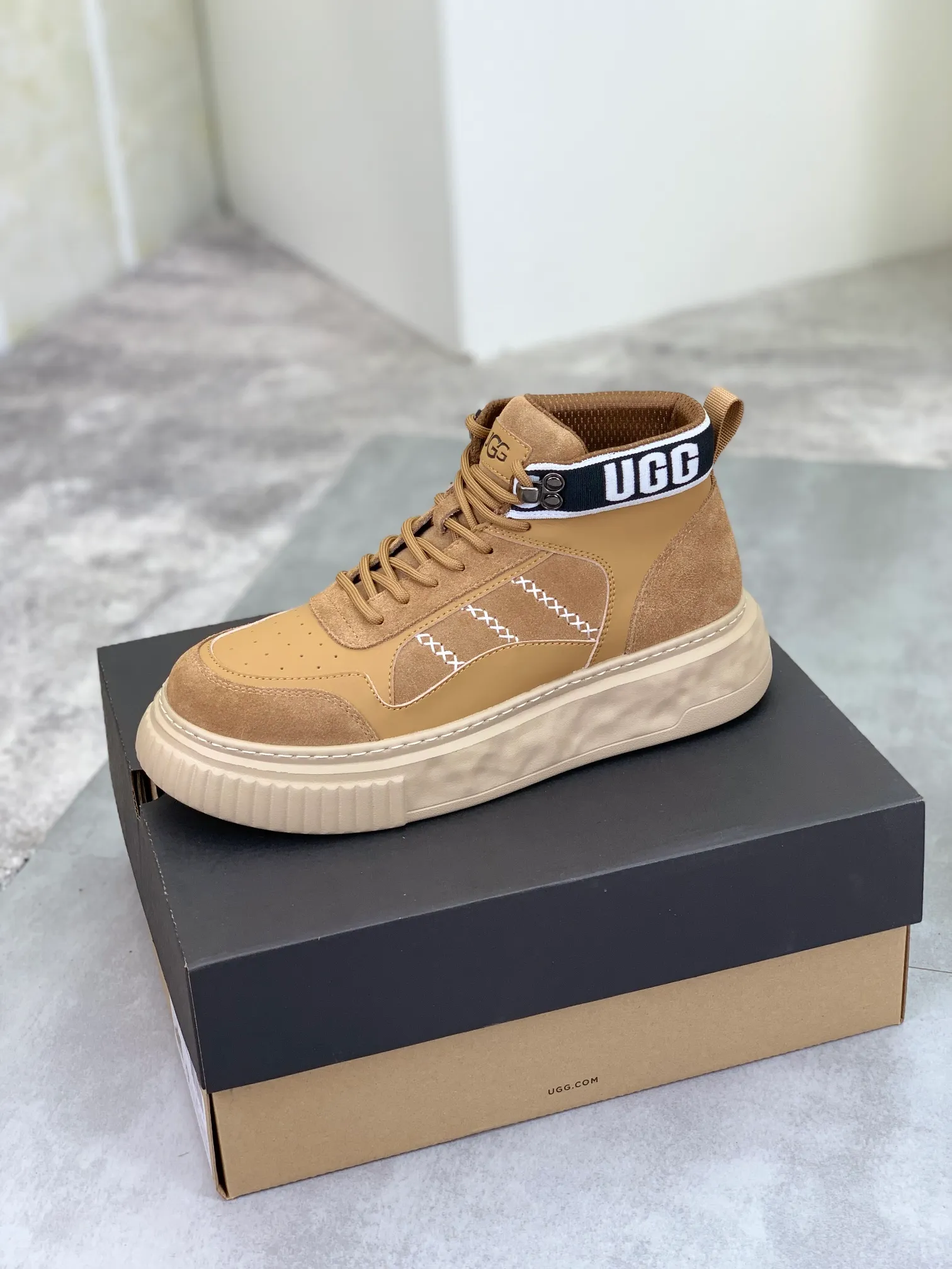 Men's shoes 💰P640 [New style] 💰 🆘 "Real wool" [UGG] 👉The popular men's shoes are synchronized with the official website 🔰The quality of the genuine products [satisfied] is not comparable to the imitations in the general market 🌀The upper is imported Italian frosted cowhide, and the lining is: foot pad 🅰️ grade 🐑Real wool👻Only Grade A can show the effect The hand feels smooth and delicate 🔱The shoe shape is grand, only genuine manufacturers can do it 🎄The perfect toughness of the original outsole 👻⬛️ can allow customers to bid farewell to one-time consumption. Real wool lining, super warm. Brown and gray available. Size: 39-44